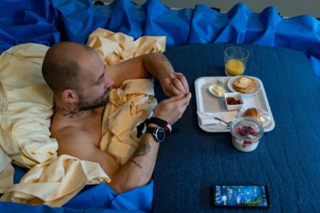 Voluntários se deitem em um colchão d'água por 10 dias como parte de um estudo pioneiro de imersão a seco para recriar alguns dos efeitos do voo espacial no corpo. Metrópoles
