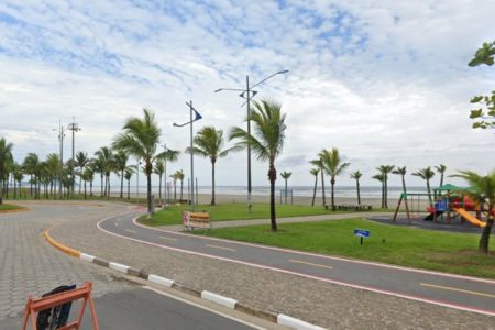 Imagem colorida mostra praia de Maitinga, em Bertioga, onde casal foi atropelado - Metrópoles