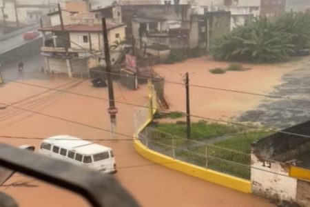 SP: cidade de Aparecida tem ruas alagadas por temporal