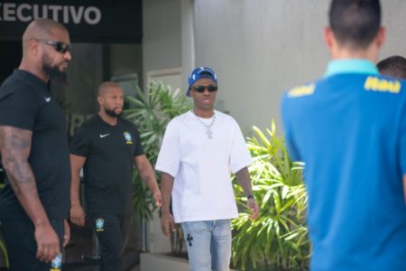 Imagem colorida de Vini Jr na chegada em Brasília- Metrópoles