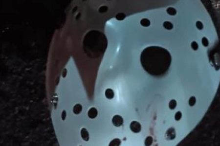 imagem colorida homem morto com mascara de jason