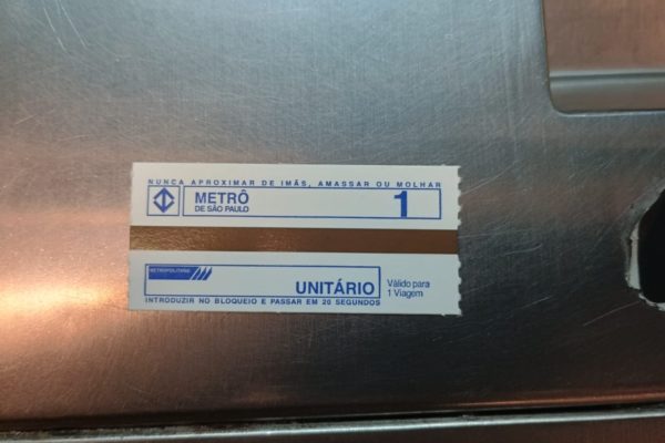 Foto colorida de bilhete de papel unitário para transporte nos trilhos em SP, no Metrô e na CPTM. - Metrópoles