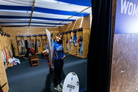 Imagem colorida de Johanne Defay, surfista grávida- Metrópoles