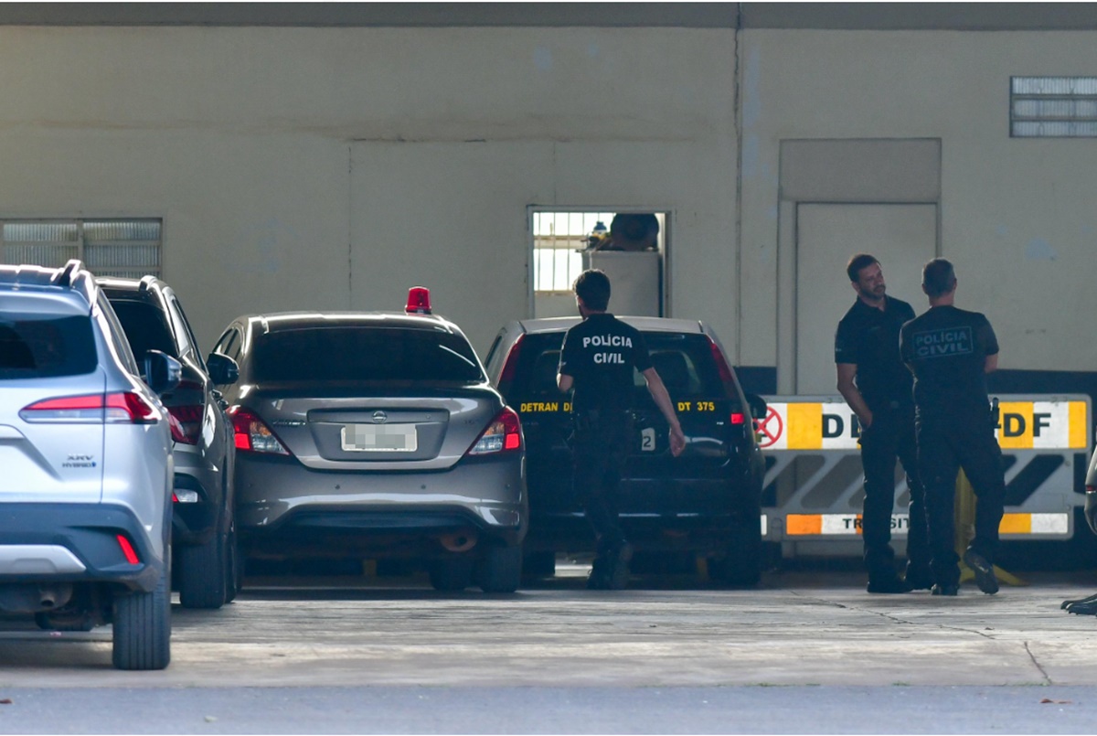 policiais entre carros
