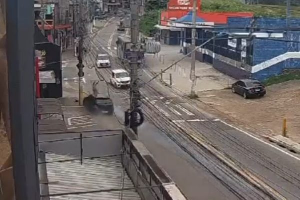 Captura de tela de câmera de segurança que mostra momento em que homem que varria calçada é atropelado e morto. - Metrópoles