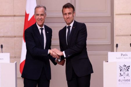 IMAGEM COLORIDA DE MARK CARNEY E EMMANUEL MACRON - METRÓPOLES