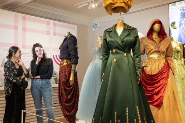 Peças na exposição Dress Code, no Palácio de Kensington, em Londres, 2025 - Metrópoles
