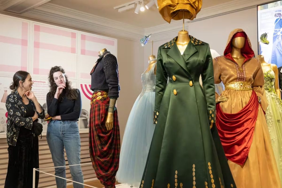 Peças na exposição Dress Code, no Palácio de Kensington, em Londres, 2025 - Metrópoles