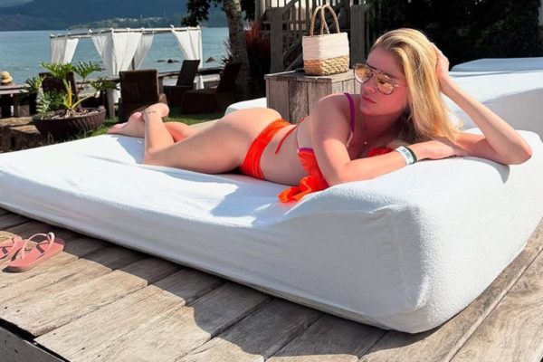 Imagem colorida de Bárbara Evans tomando banho de sol