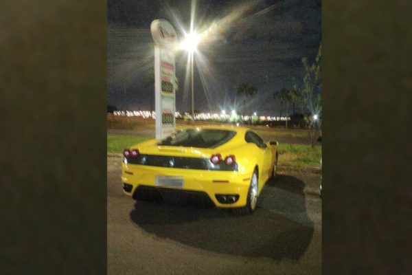 Ferrari Amarela estacionada em Águas Claras - Metrópoles