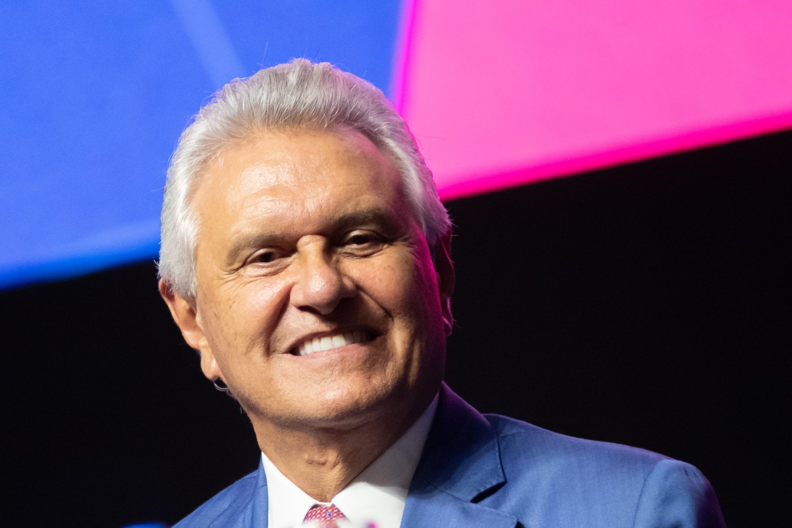 Governador de Goiás, Ronaldo Caiado é pré-candidato à Presidência pelo União e fez palestra com ministro de Lula na plateia.
