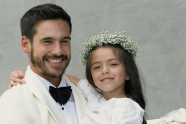 Foto colorida de Zoe Sato e Nicolas Prattes - Metrópoles