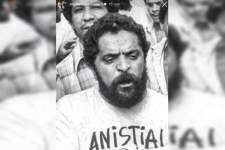 Lula com a blusa de anistia