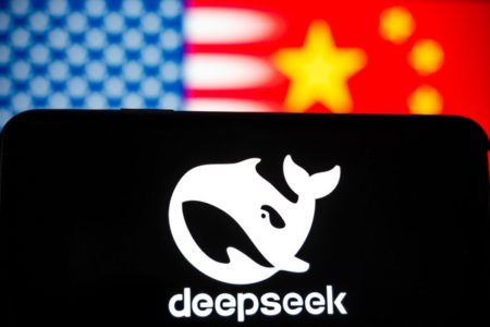 Imagem de logtipo da Startup chinesa DeepSeek, de inteligência artificial. Ao fundo, bandeiras dos Estados Unidos e da China - Metrópoles
