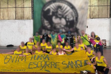 Imagem colorida, com informações sensíveis borradas, de alunos da Faculdade Santa Marcelina fazendo apologia ao estupro. - Metrópoles