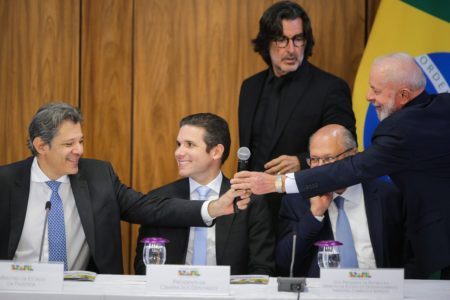 Foto colorida do ministro Fernando Haddad, do presidente da Câmara, Hugo Motta, do vice-presidente Geraldo Alckmin e do presidente Lula - Metrópoles