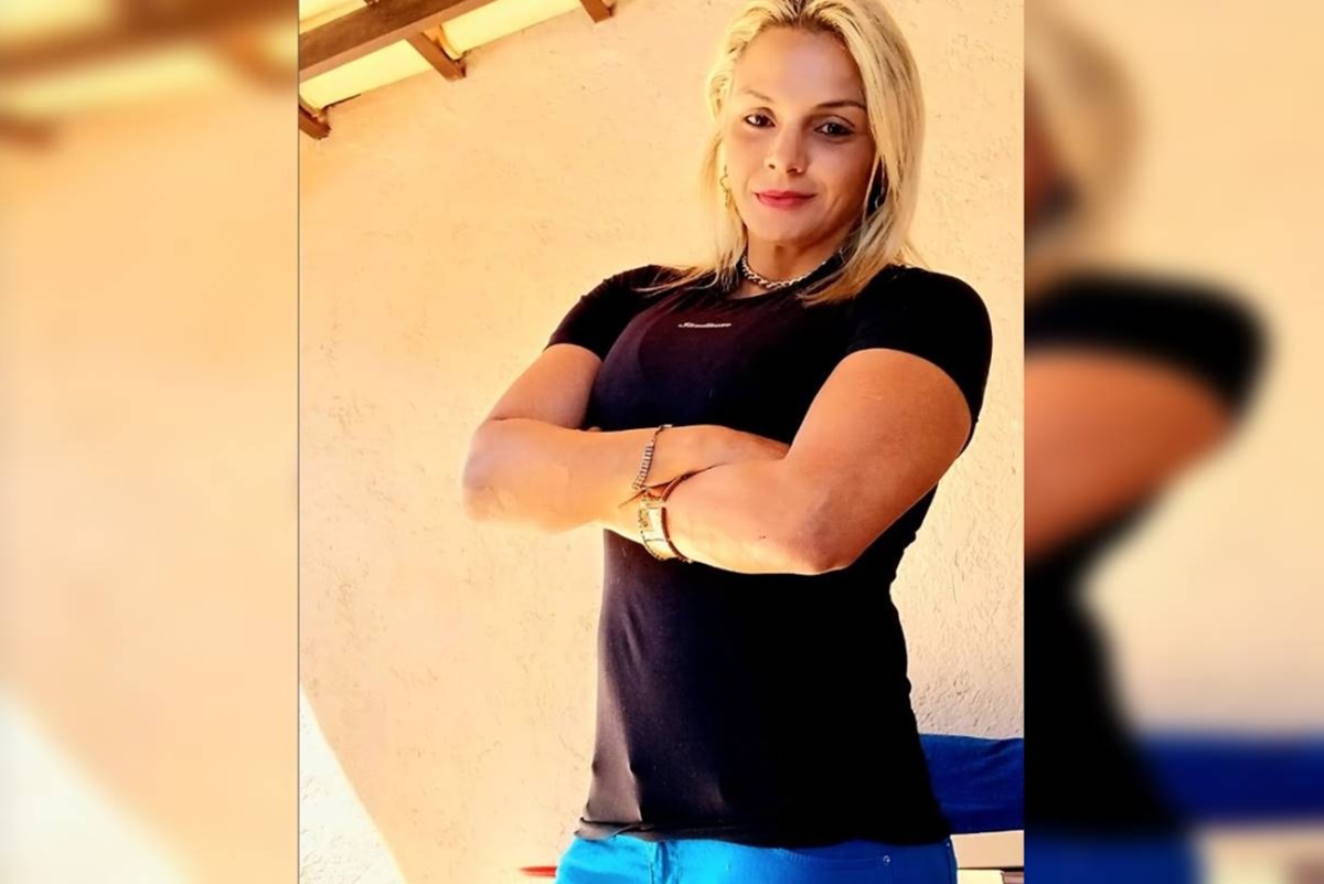 mulher loira de braços cruzados