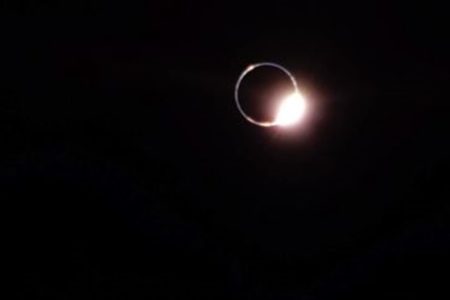 Eclipse lunar visto pelo robô Blue Ghost - Metrópoles