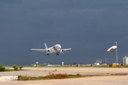 Imagem do avião presidencial que transportava Lula e arremeteu em Sorocaba (SP) - Metrópoles