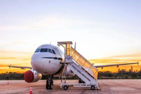 Imagem do avião da Presidência da República parado na pista - Metrópoles