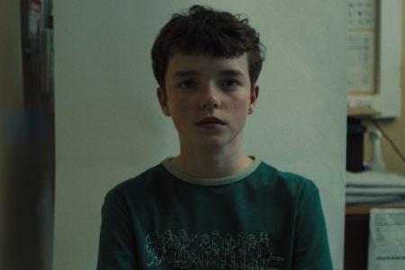 Imagem colorida de criança da série Adolescência