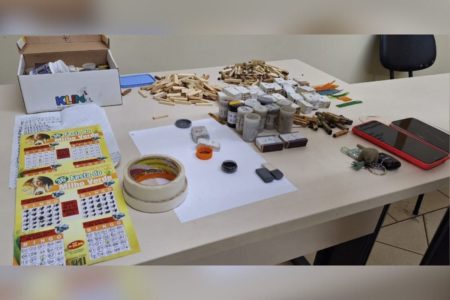 Imagem colorida mostra diversos objetos apreendidos pela polícia usados para fraudar bingo de igreja no interior de São Paulo - Metrópoles