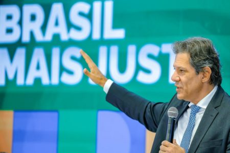 Imagem de Fernando Haddad, ministro da Fazenda, com o microfone em mãos - Metrópoles