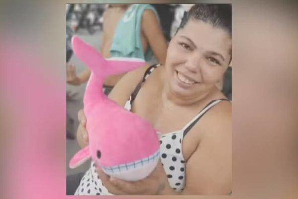 imagem colorida mulher presa por engano no rio