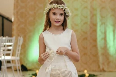 Menina loira vestida de branco