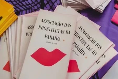 Imagem colorida de folder da associação de prostitutas da Parraíba - Metrópoles