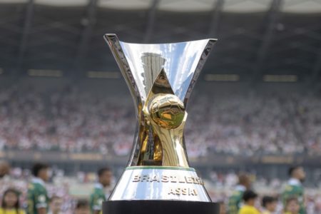 Foto colorida da taça do Brasileirão - Metrópoles