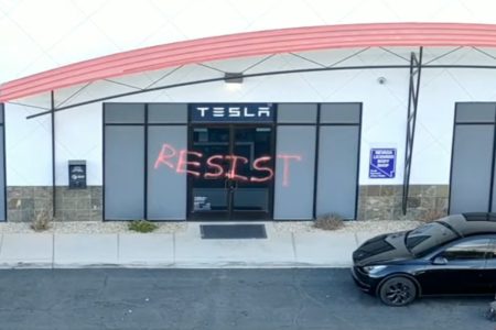 Imagem colorida da vitrine da Tesla pichada - Metrópoles