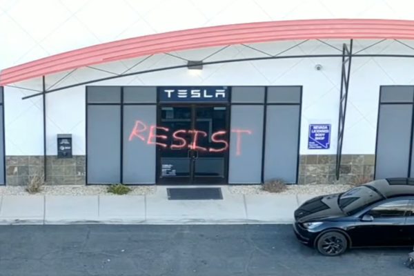 Imagem colorida da vitrine da Tesla pichada - Metrópoles