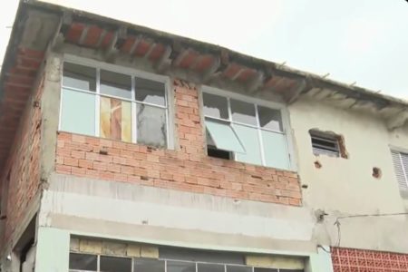Imagem colorida da fachada da casa em que criança, dois adolescentes e idoso eram mantidos em cárcere privado, em Registro (SP). - Metrópoles