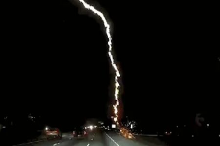 Motorista registra momento em que raio cai perto de seu carro
