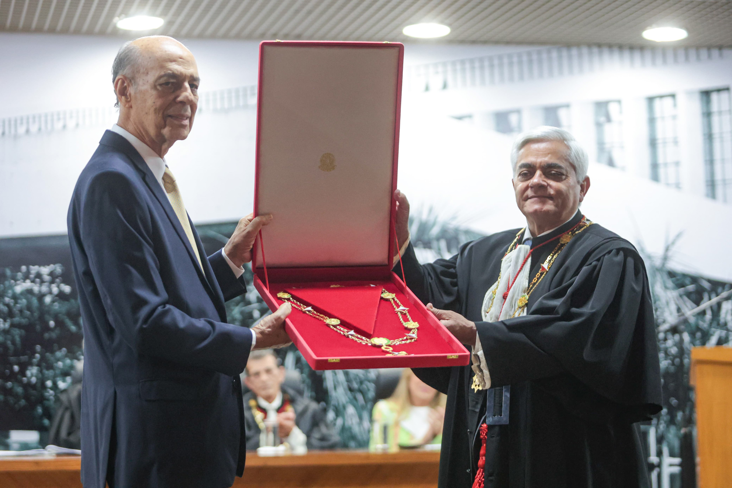 José Marcus Vinicius, filho de José Colombo, recebe a homenagem ao pai do desembargador Roberval Belinati