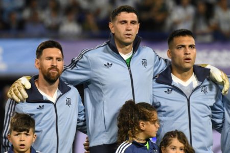 Foto colorida de Messi, Dibu e Lautaro, jogadores da Argentina - Metrópoles