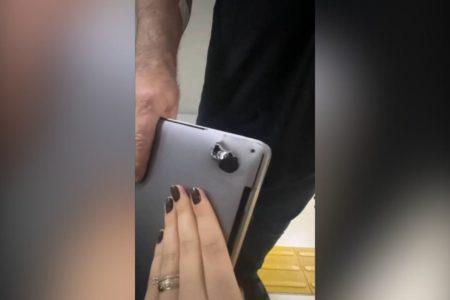 Imagem colorida de notebook com furo de tiro