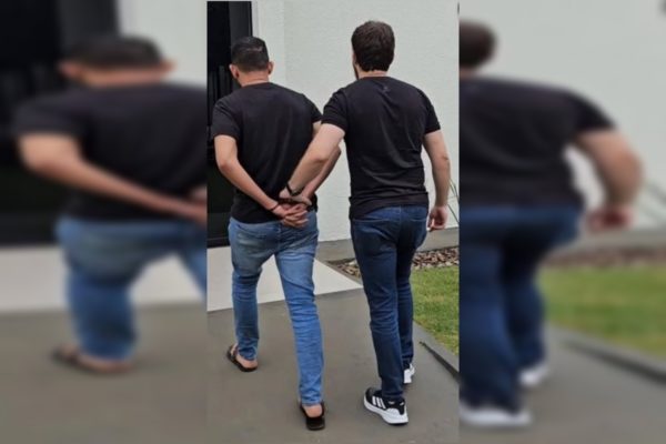 Motorista de app tenta estuprar adolescente dentro de carro