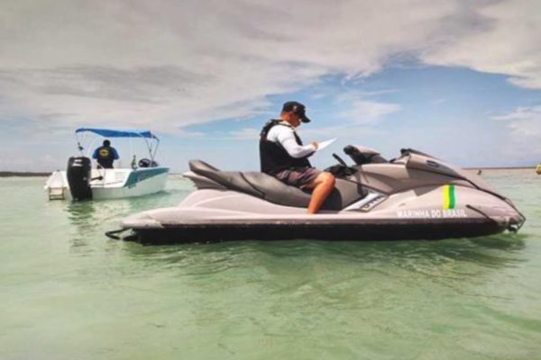 Imagem colorida de embarcação no litoral de Alagoas - Metrópoles