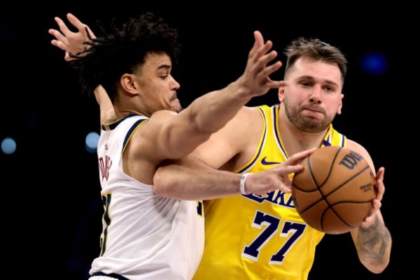 Imagem colorida de jogo entre Nuggets e Lakers- Metrópoles