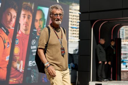 Foto colorida de Eddie Jordan, ex-dono de equipe da Fórmula 1 - Metrópoles