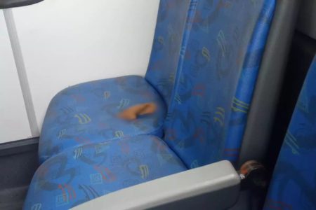 Imagem colorida de cocô em banco de ônibus