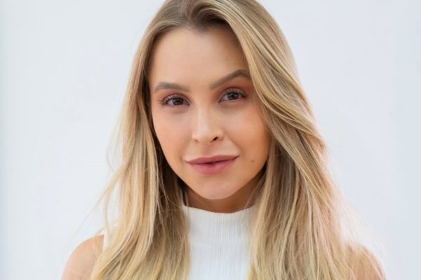 Carla Diaz posa antes de mudar de visual - Metrópoles