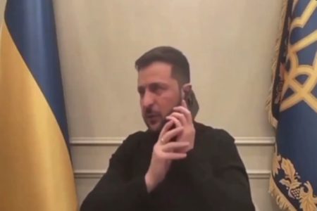 Imagem colorida de Zelensky em ligação com Macron - Metrópoles