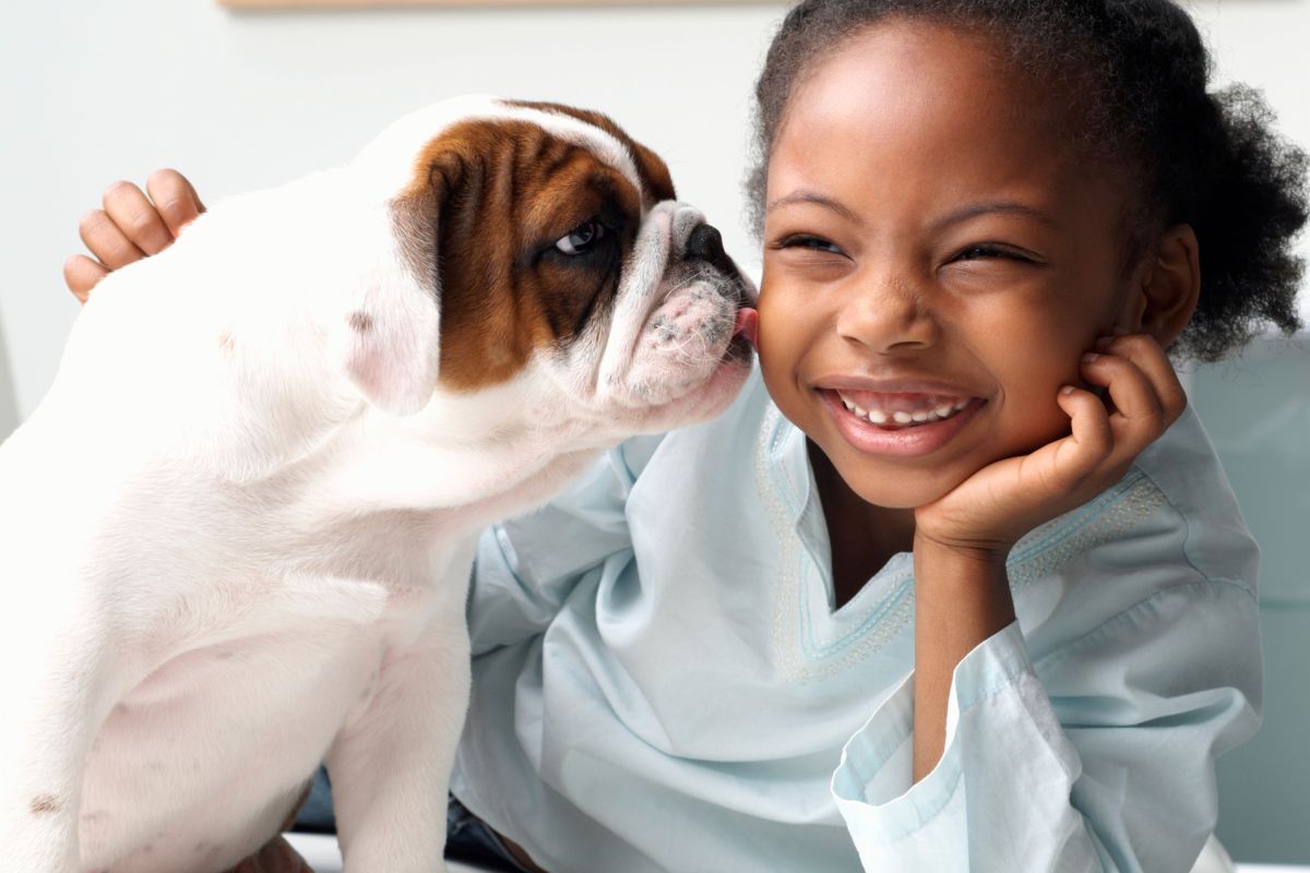 menina e cachorro