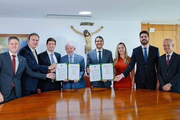 Foto colorida do Presidente da República, Luiz Inácio Lula da Silva, durante assinatura de acordo do FUNDEF com a Prefeitura de Recife - Metrópoles