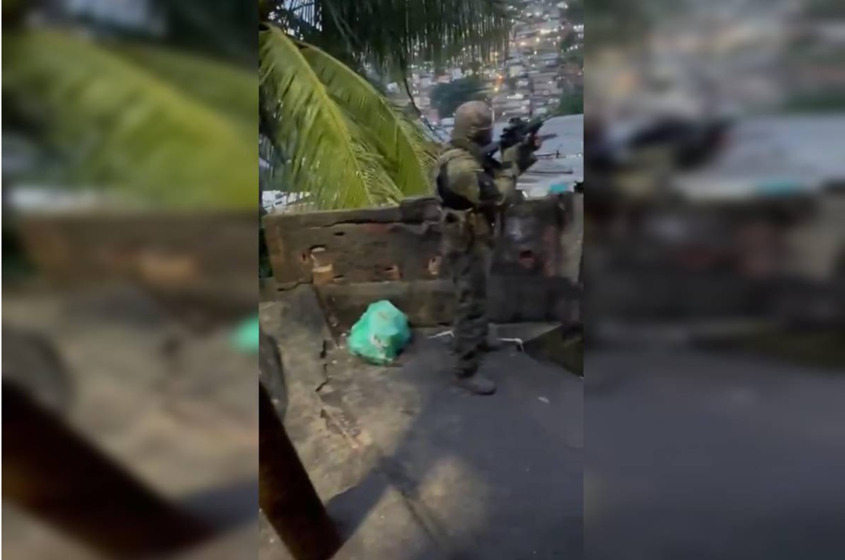 policial armado com fuzil