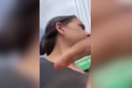 imagem colorida de mulher andando enquanto adolescente tenta roubá-la. Metrópoles