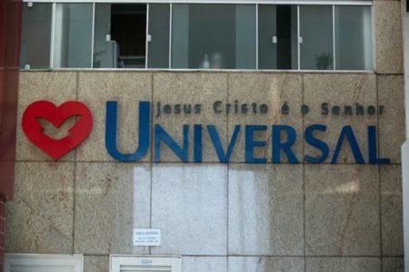 Imagem colorida da fachada da Igreja Universal - Metrópoles